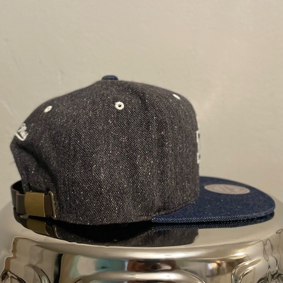 🍀University of Notre Dame Cotton Speckle, Denim Bill Strapback - Picture 4 of 8